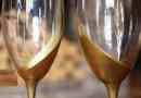 Hoe wijnglazen en champagnefluiten te versieren voor kerstmis