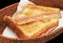 Stap voor stap een broodje ham en kaas maken