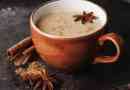 Hoe maak je een indiase masala chai-thee van scratch?
