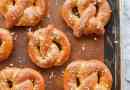 Hoe maak je zachte pretzels van scratch?