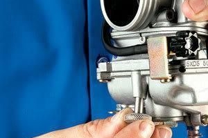 Hoe het carburateurmengsel op een motorfiets aan te passen?