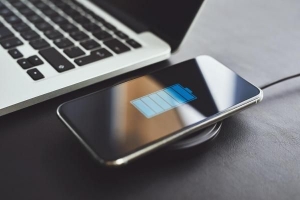 Een telefoonbatterij opladen zonder oplader