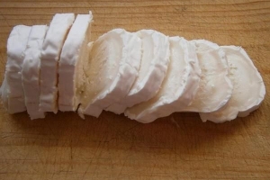 Hoe geitenkaas te snijden voor een salade?