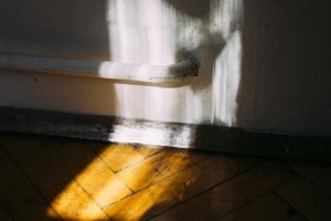 Hoe zich te ontdoen van vochtigheid uit een kamer door zout te gebruiken?