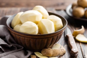 Hoe voorkom je dat geschilde aardappelen bruin worden?