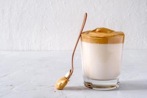 Hoe maak je een dalgona-koffie?
