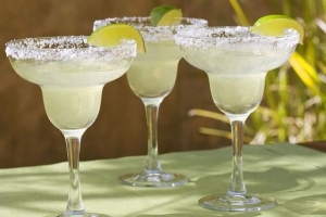 Hoe maak je een makkelijke margarita on the rocks?