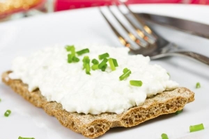 Hoe maak je kaas wrongel thuis?