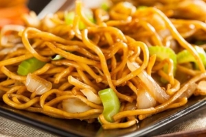 Hoe maak je chinese kip noedels - eenvoudig recept