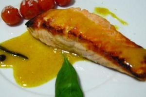 Hoe maak je gegrilde zalm met bearnaisesaus - een eenvoudig recept