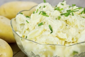 Hoe maak je aardappelsalade met mosterd