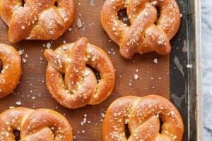 Hoe maak je zachte pretzels van scratch?