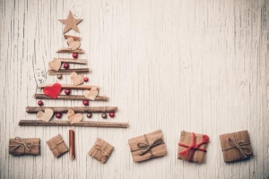Hoe u uw eigen kerstversieringen kunt maken met afvalmateriaal