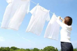 Hoe kleding op natuurlijke wijze witter te maken zonder bleekmiddel?