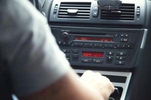 Hoe u uw autoradio kunt beschermen
