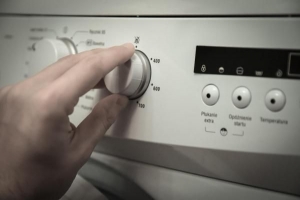 Hoe een lading in de wasmachine te doen om te wassen?
