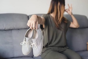 Hoe slechte geuren uit schoenen te verwijderen met azijn?