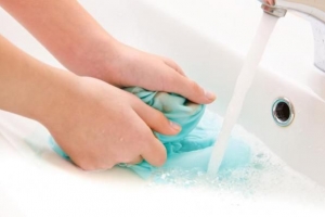 Deodorantvlekken verwijderen met zuiveringszout
