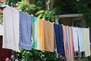 Hoe muffe geur uit kleding te verwijderen met azijn?
