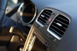 Hoe muffe geur uit uw auto te verwijderen?
