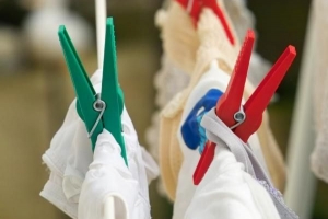 Hoe roestvlekken op natuurlijke wijze van kleding te verwijderen?