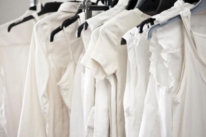Hoe gele vlekken van witte kleding te verwijderen?