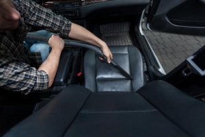 De beste manier om vlekken van een autostoeltje te verwijderen