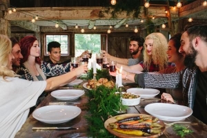 Wat mee te nemen naar friendsgiving - tips voor hosts en gasten