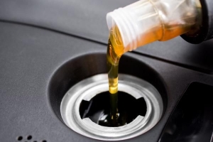 Wat te doen als de olie in de auto opraakt?