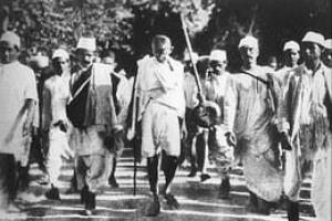 Waarom liep gandhi naar zee?