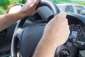 Waarom trekt mijn auto naar één kant?